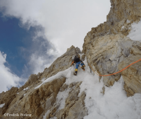 fredrik strang climbing house's chimney on K2 2017