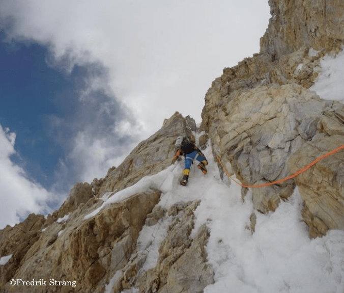 fredrik strang climbing house's chimney on K2 2017
